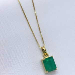 Cadena y dije de oro, con esmeralda natural