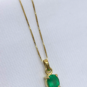 Cadena y dije de oro, con esmeralda natural